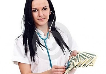 Agli infermieri aumenti contrattuali ridicoli, ai dirigenti revocato il tetto agli stipendi: ora potranno superare i 240mila € 