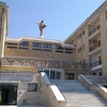 Operavano in sala operatoria con la luce del telefonino, arrivano le sanzioni