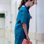 Fuga degli infermieri dalla professione: sottopagati, precari. Turni massacranti per chi resta