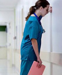 Fuga degli infermieri dalla professione: sottopagati, precari. Turni massacranti per chi resta