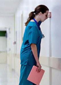 Fuga degli infermieri dalla professione: sottopagati, precari. Turni massacranti per chi resta