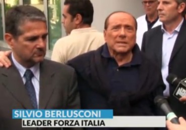 Berlusconi dimesso ringrazia gli infermieri e si scandalizza per il loro misero stipendio
