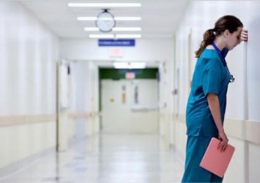 Aumentano i contagi tra gli infermieri ingabbiati tra turni massacranti anche di 12 ore