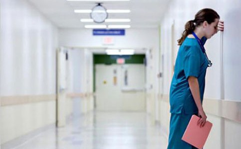 Aumentano i contagi tra gli infermieri ingabbiati tra turni massacranti anche di 12 ore