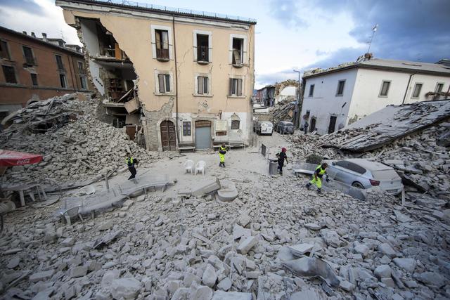 Tesi "Maxiemergenza: Terremoto. Organizzazione sanitaria dei soccorsi e continuità assistenziale"