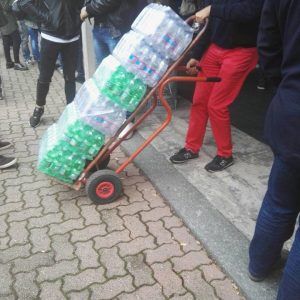 I commissari cercano di calmare gli animi distribuendo bottigliette di acqua