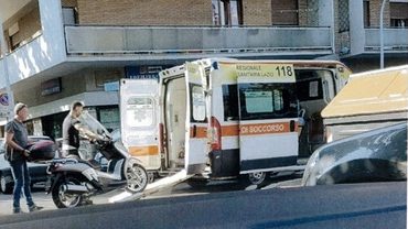 Trasporta lo scooter nel vano Sanitario dell'ambulanza: Infermiere sospeso dal servizio