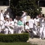 "Iscriviti a Esine": Tutor Clinico e Studenti cantano e ballano imbracciando padelle e pappagalli