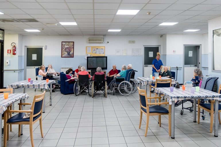 "Nella Residenza per Anziani comandano le RAA: sono OSS con incarichi che rasentano l'illegalità": la denuncia di un tirocinante