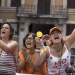 Cerca di spiegare l'utilità dei vaccini: Infermiera inseguita e malmenata da mamme NoVax salvata dai Carabinieri