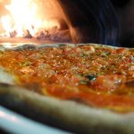 Ha una crisi epilettica in pizzeria, la titolare la ammonisce: “Mangiate a casa vostra”