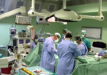 Mantova - Scialitica crolla in sala operatoria: feriti anestesista e infermiere, vertebre fratturate per la paziente