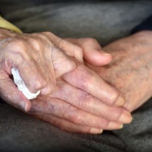 "Non si smette mai di essere mamma": ex infermiera di 98 anni si fa ricoverare per assistere il figlio di 80