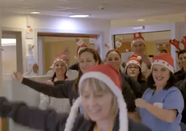 Infermieri e Medici dell’ospedale Meyer improvvisano un Flash Mob per sorprendere i bambini ricoverati