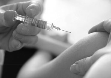 "La bambina va vaccinata anche senza il consenso della madre"