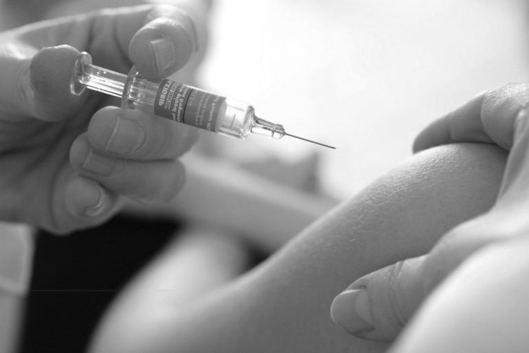 "La bambina va vaccinata anche senza il consenso della madre"