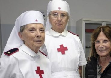Le Crocerossine offrono prestazioni infermieristiche alla popolazione: quando finirà l’abuso di professione?