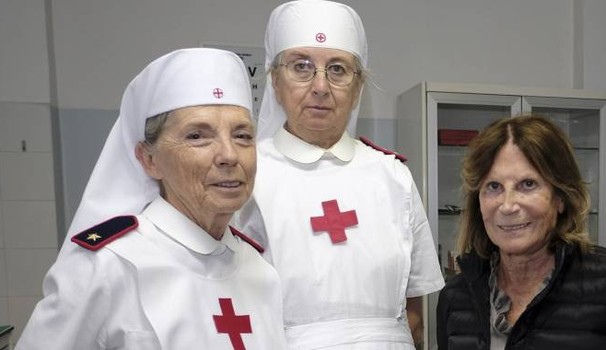 Le Crocerossine offrono prestazioni infermieristiche alla popolazione: quando finirà l’abuso di professione?