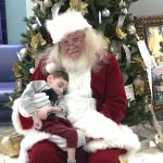 USA, bimbo malato in braccio a Babbo Natale… per l’ultima volta