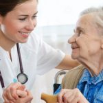 Liguria, nasce l’Infermiere di Famiglia e Comunità (IFEC) per curare la popolazione anziana a domicilio
