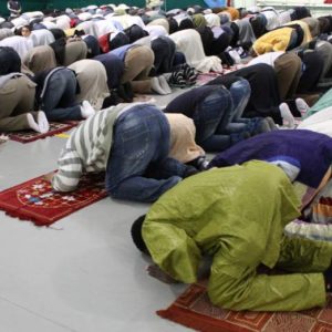 Malore in un centro preghiera islamico: impedito ai soccorritori di intervenire poiché indossano le scarpe