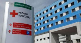 Rimini, tempi di attesa troppo lunghi in pronto soccorso: primario aggredisce infermiera