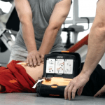 Toccare il paziente durante la scossa del DAE è davvero pericoloso? I risultati della ricerca