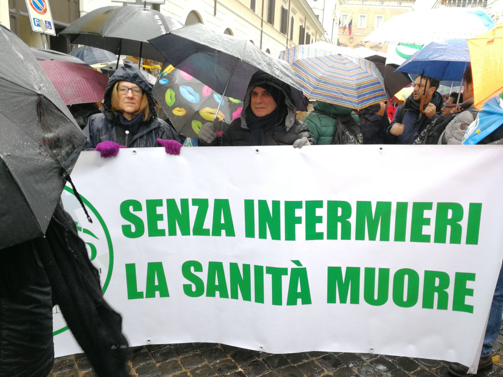 LIVE | Sciopero nazionale di 24ore a Roma in piazza Santi Apostoli, a Roma. 23