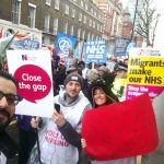 Londra: migliaia di infermieri in piazza per chiedere l'aumento dei salari e difendere l'NHS 1