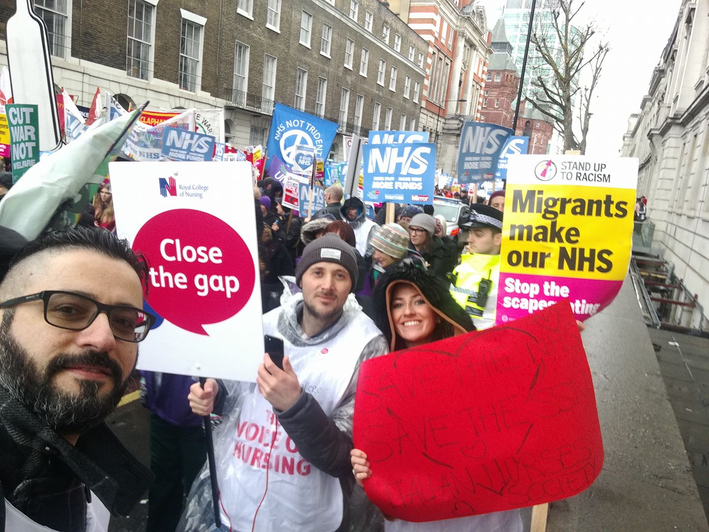 Londra: migliaia di infermieri in piazza per chiedere l'aumento dei salari e difendere l'NHS 1