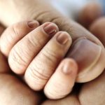 Partorisce in casa bimba in arresto cardiaco: infermiere del 118 guida le manovre rianimatorie al telefono