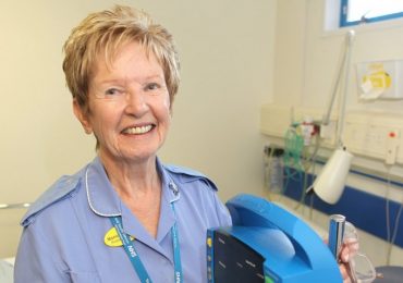 Va in pensione l'infermiera più anziana del Regno Unito