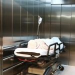 Intrappolato per ore nel montalettighe della sala operatoria: paziente salvo grazie a infermiere