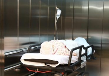 Intrappolato per ore nel montalettighe della sala operatoria: paziente salvo grazie a infermiere