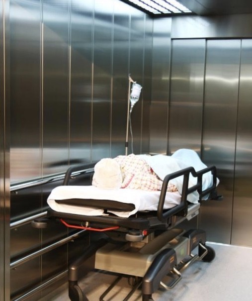 Intrappolato per ore nel montalettighe della sala operatoria: paziente salvo grazie a infermiere