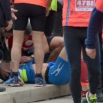 Arresto cardiaco durante la maratona: i volontari del soccorso non sanno usare il defibrillatore