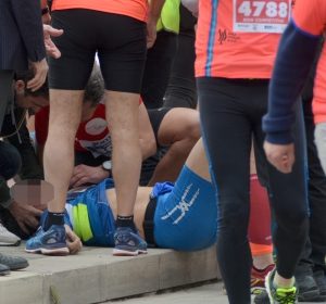 Arresto cardiaco durante la maratona: i volontari del soccorso non sanno usare il defibrillatore