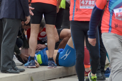 Arresto cardiaco durante la maratona: i volontari del soccorso non sanno usare il defibrillatore