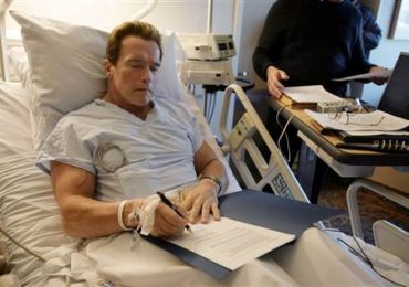 Arnold Schwarzenegger ringrazia infermieri e medici che hanno reso possibile il suo intervento cardiochirurgico