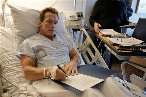 Arnold Schwarzenegger ringrazia infermieri e medici che hanno reso possibile il suo intervento cardiochirurgico