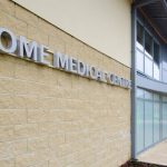 Combattere la solitudine per curare le malattie: l’esperimento (riuscito) di una piccola città inglese