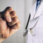 Gran Bretagna, aumentano le aggressioni al personale NHS