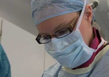 Infermiera britannica impianta autonomamente primo pacemaker su paziente 1