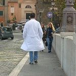 Timbravano e andavano a fare commissioni personali: indagati 11 infermieri e medici