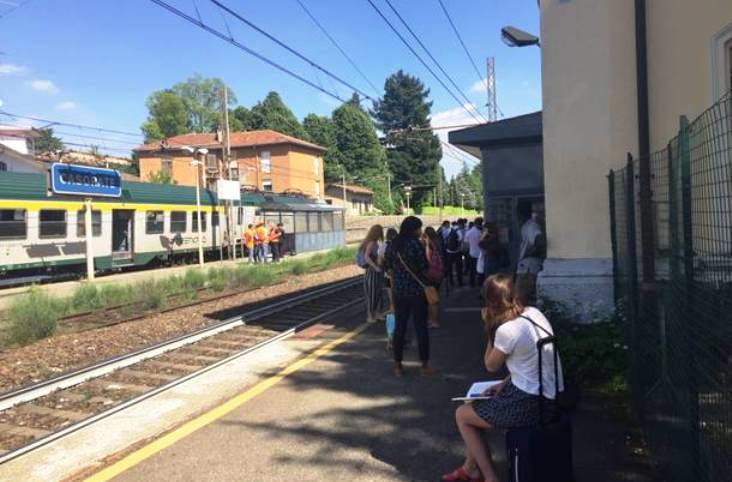 Casorate (Varese), donna resta incastrata sotto un treno: decisivo l'intervento di un'infermiera