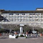 Dimentica due neonati in auto nel parcheggio del Gemelli: infermieri e medici salvano loro la vita 1