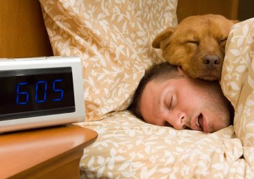 Dormire a lungo durante i weekend riduce la mortalità: i risultati della ricerca