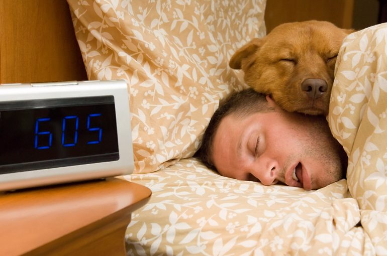 Dormire a lungo durante i weekend riduce la mortalità: i risultati della ricerca