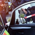 Profughi distruggono automedica d