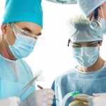 Ago chirurgico dimenticato un addome: donna risarcita dopo 56 anni